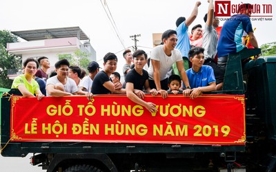 Phú Thọ: Người dân điều xe "mui trần" hạng nặng đi trẩy hội đền Hùng