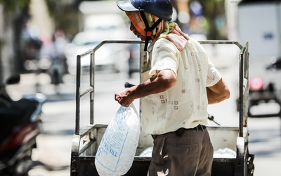 Hà Nội: Người dân vất vả di chuyển trong ngày nắng nóng đầu tiên của năm