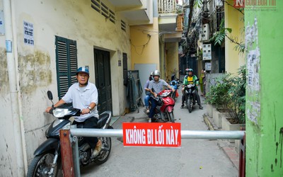 Ngách phố Hà Nội bất ngờ "mọc" barie chắn đường