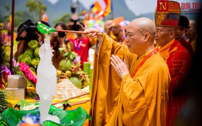 Độc đáo nghi lễ tắm Phật chùa Tam Chúc, mừng Đại lễ Phật đản Vesak 2019