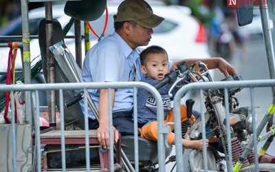 “Dù có một chân thôi, ông vẫn sẽ đưa các cháu đi khắp nơi đến cuối cuộc đời”