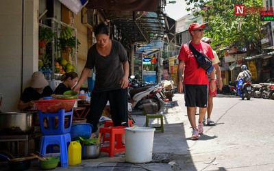 Xe cộ, hàng quán "nuốt" vỉa hè phố cổ Hà Nội