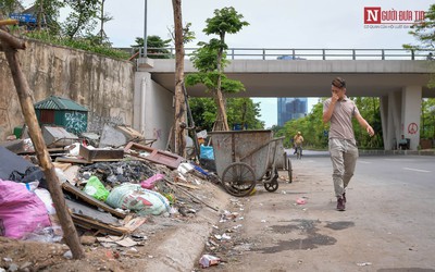 Hà Nội: Rùng mình rác thải bủa vây cầu vượt Hoàng Hoa Thám – Văn Cao