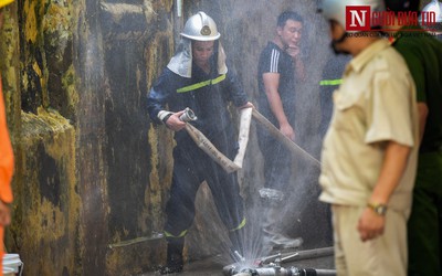 Hà Nội: Nhà dân cháy lớn giữa trưa nắng 40 độ