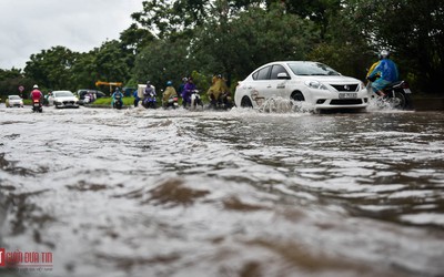 Mưa lớn kéo dài, nhiều tuyến đường cửa ngõ Thủ đô ngập trong “biển nước”