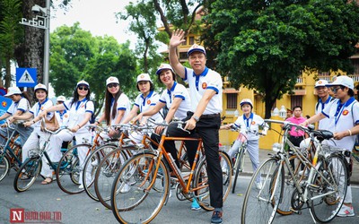 Thứ trưởng Bộ Ngoại giao cùng đại sứ, khách mời các nước đạp xe nhân ngày Gia đình ASEAN 2019