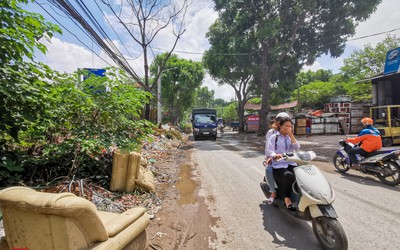 Hà Nội: Dân bức xúc vì bãi rác hôi thối gần trường học, bủa vây lòng đường