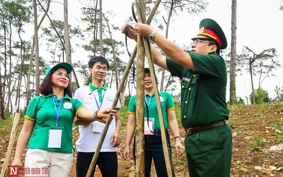 300 đại biểu trồng cây xanh tưởng nhớ Bác tại Khu di tích K9