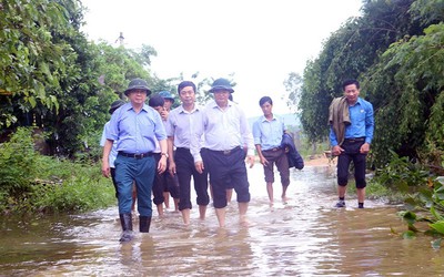 Bộ trưởng Trần Hồng Hà lội nước, thăm người dân vùng lũ Quảng Bình