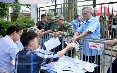 Thương binh xếp hàng mua vé trận Việt Nam gặp Malaysia