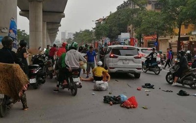 Ôtô “điên” tông hàng loạt xe máy giữa Thủ đô, 5 người bị thương