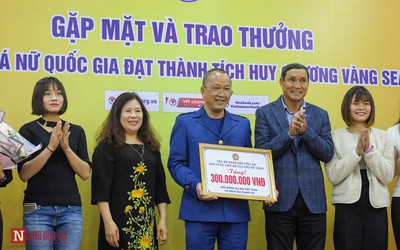 Đội tuyển bóng đá nữ tiếp tục nhận thưởng hàng chục tỷ đồng từ các đơn vị tài trợ