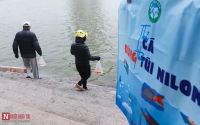 Cá chép ông Công, ông Táo “oằn mình lên trời” cùng tàn tro, váng dầu