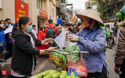 Người dân xếp hàng dài nhận nước rửa tay miễn phí