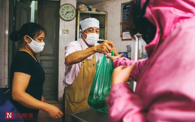 Người dân xếp hàng mua bánh trôi, bánh chay dịp Tết Hàn Thực