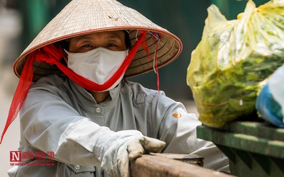 Hà Nội nắng nóng gay gắt, người dân hóa "ninja” xuống phố