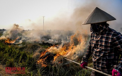 Khói do đốt rơm rạ bao phủ đường quốc lộ, cao tốc