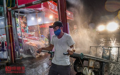 “Lá chắn” phòng dịch tại chợ đầu mối hoa quả lớn nhất miền Bắc