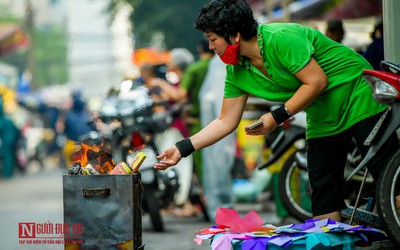 Hà Nội: Người dân tất bật cúng chúng sinh rằm tháng 7