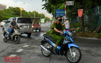 Hà Nội: Bất chấp nguy hiểm, dòng xe nối đuôi nhau đi ngược chiều