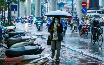Hà Nội: Mưa lạnh, người dân khổ sở ra đường