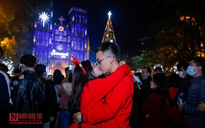 Các cặp đôi tay trong tay, “khóa môi” ngọt ngào đêm Noel