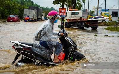 Mưa lớn, Đại Lộ Thăng Long ngập nước