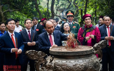 Chủ tịch nước Nguyễn Xuân Phúc dâng hương tưởng niệm các Vua Hùng