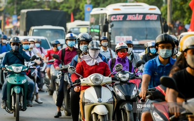 Nghỉ lễ 30/4, 1/5: Cửa ngõ Thủ đô hỗn loạn, ùn tắc kéo dài