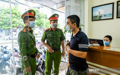 Công an xuyên trưa tuyên truyền sau khi hàng quán mở cửa trở lại