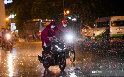 Hà Nội: Người dân chật vật di chuyển trong mưa lớn