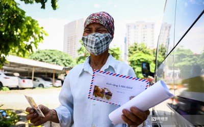 Công nhân môi trường bị nợ lương bật khóc khi được nhân tiền hỗ trợ