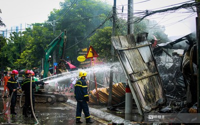 Hà Nội: Cháy lớn tại kho xưởng ống nhựa và thiết bị điện tử