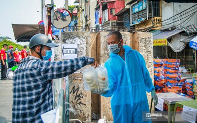 Hà Nội: Hàng trăm người tiếp tế cho người thân tại khu phong tỏa