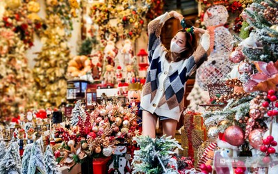 Thiếu nữ Hà Thành xuống phố đón Noel sớm