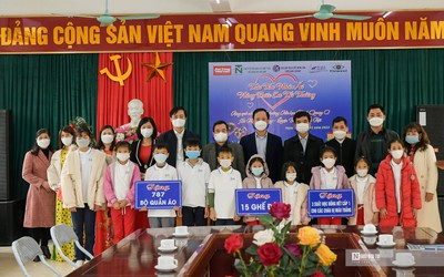 Trao quà cho học sinh khó khăn tại Ba Vì