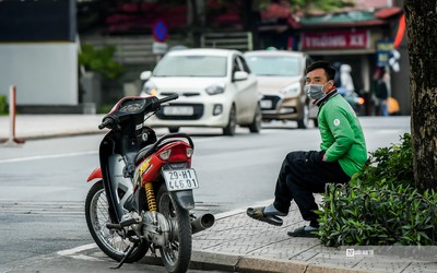 Tài xế xe ôm công nghệ ngồi chơi dài dù được hoạt động trở lại