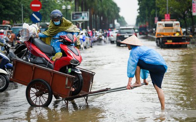 Hà Nội mưa ngập sâu: Người khóc, kẻ bội thu