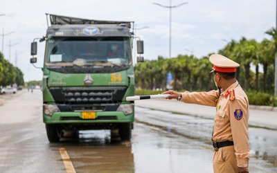 Quảng Ninh: CSGT ra quân xử lý xe quá khổ quá tải