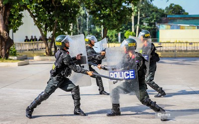 Cảnh sát cơ động trình diễn võ thuật dưới trời nắng nóng cao điểm