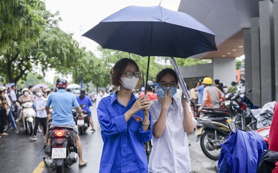 Hải Dương: Thanh niên tình nguyện đội mưa “tiếp lửa” cho thí sinh