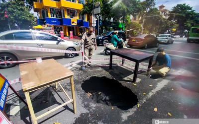 Hà Nội: “Hố tử thần” sâu gần 1m bất ngờ xuất hiện giữa ngã tư đường