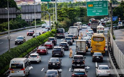 Gần 1.100 lái xe bị xử phạt do đi vào làn khẩn cấp cao tốc
