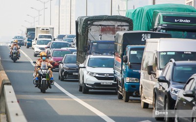 Hà Nội: CSGT dùng xe mô tô đặc chủng "gỡ" ùn tắc Vành đai 3 trên cao