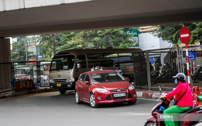 Hà Nội: Nhiều ô tô vi phạm sau khi gầm cầu vượt Ngã Tư Sở lắp biển cấm