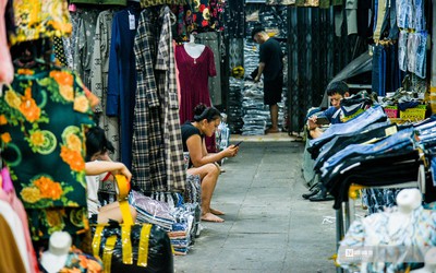 Chợ thời trang lớn nhất Hà Nội vắng vẻ, đìu hiu