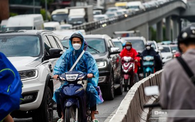 Hà Nội: Người dân bì bõm "đội mưa" về quê ngày đầu nghỉ lễ 30/4 - 1/5