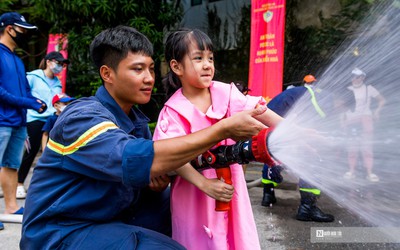 Hàng trăm em nhỏ thích thú trải nghiệm kỹ năng chữa cháy