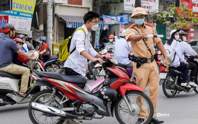 Xử lý nhiều học sinh kẹp ba, không đội mũ bảo hiểm đến trường