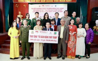 Trao tặng “Tủ sách Đặng Thùy Trâm” cho trường học, bệnh viện